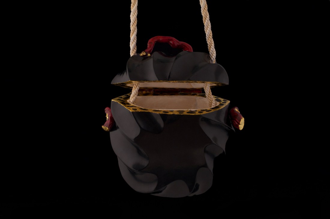 sac en bois sculpté, vernis noir, racine de bruyère traitée corail, intérieur gainé avec des lamelles de champignon (polypore du bouleau)