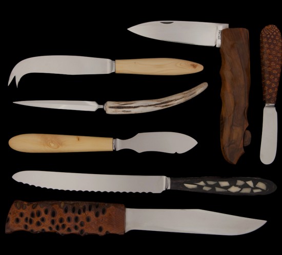Ensemble de couteaux, lame de Thiers, bois, coeur de pomme de pin, noix de Banksia
