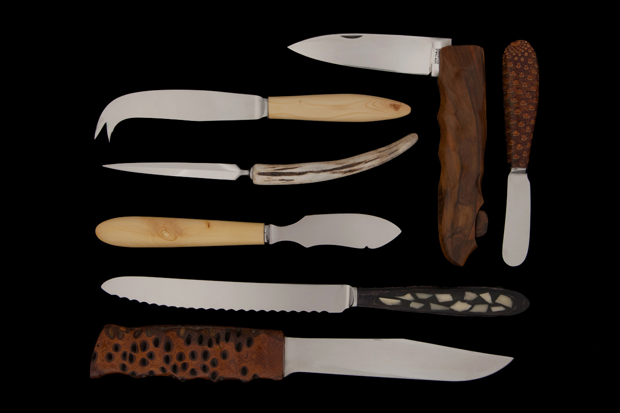 Ensemble de couteaux, lame de Thiers, bois, coeur de pomme de pin, noix de Banksia